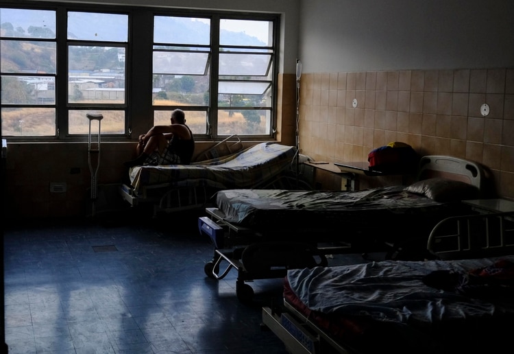 Un paciente mira por la ventanda del hospital Miguel Pérez Carreño en Caracas (AFP)