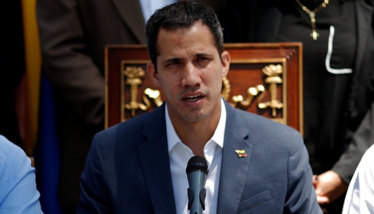 Juan Guaidó se pronunció desde el Palacio Legislativo (REUTERS/Carlos Garcia Rawlins)
