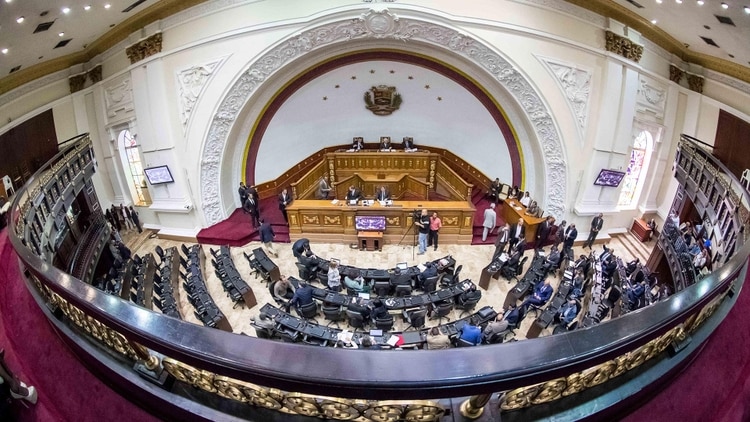 La Asamblea Nacional sesionará este lunes para decretar el estado de alarma nacional (EFE)