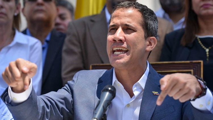 Juan Guaidó indicó que la opción de una intervención militar sigue sobre la mesa (Photo by Matias DELACROIX / AFP)