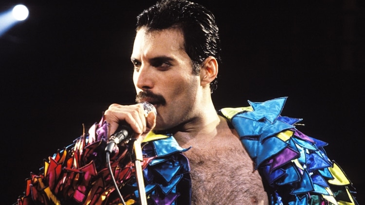 Freddie Mercury en una de sus más recordadas interpretaciones, Queen tocó junto a Liza Minnelli