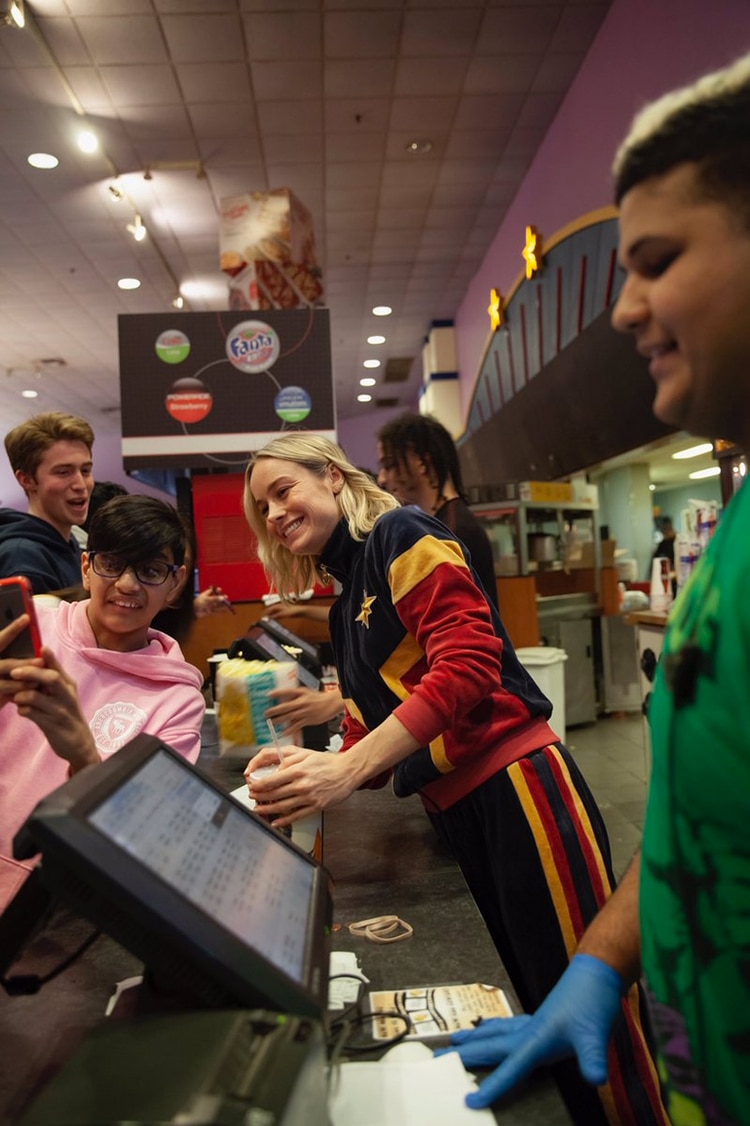 Brie Larson se sacó fotos con sus admiradores que no podían creer conocerla en persona