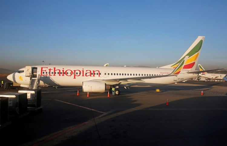 Un Boeing 737-800, versión anterior del avión, de Ethiopian Airlines en el aeropuerto de Adís Adeba (Reuters)
