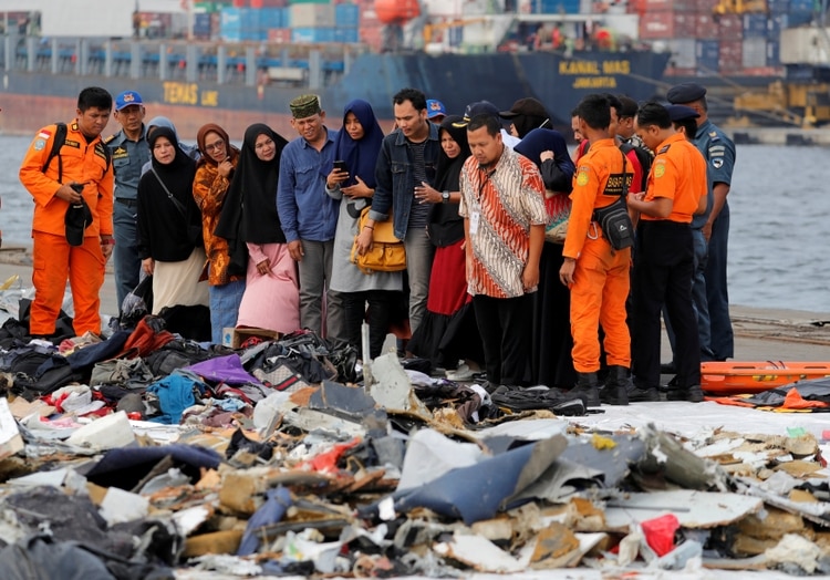 Familiares de los pasajeros fallecidos en la treagedia de Lion Air en Indonesia (Reuters)