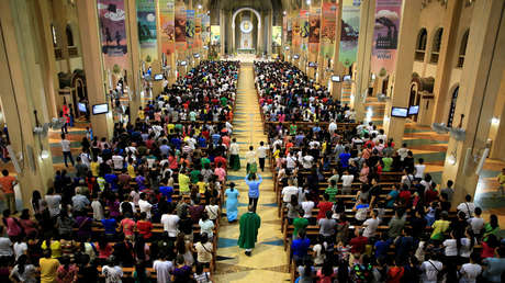 Fieles católicos de Filipinas asisten a una misa en la ciudad de Paraneque, el 18 de septiembre de 2016.
