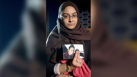 Renu Begum, hermana de Shamima Begum, con la foto de Shamima, Londres, el 22 de febrero de 2015.