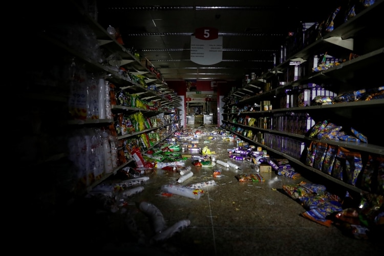 Así quedó un supermercado de Caracas tras un saqueo (REUTERS/Carlos Garcia Rawlins)