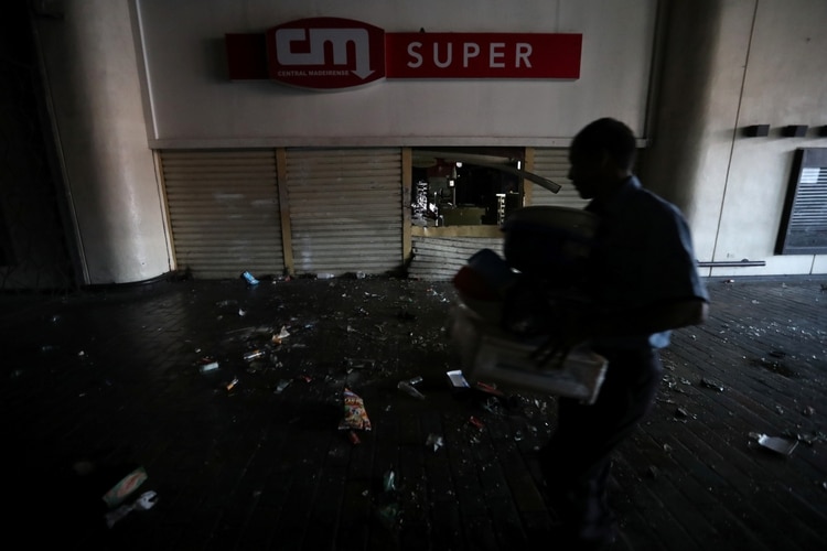 Un empleado limpia un centro comercial atacado el domingo