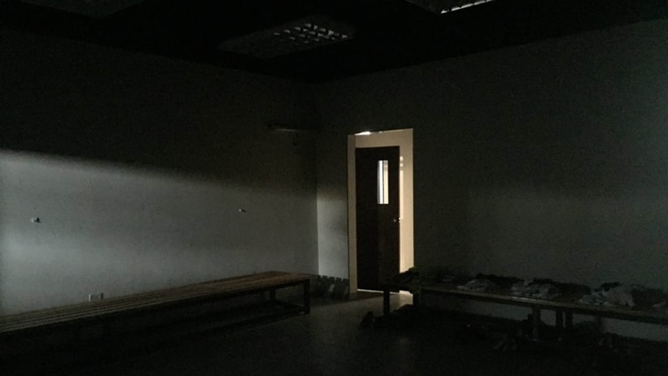 Sin luz ni agua, no estaban dadas las condiciones para que se dispute el encuentro (Crédito: @Thomascl25)