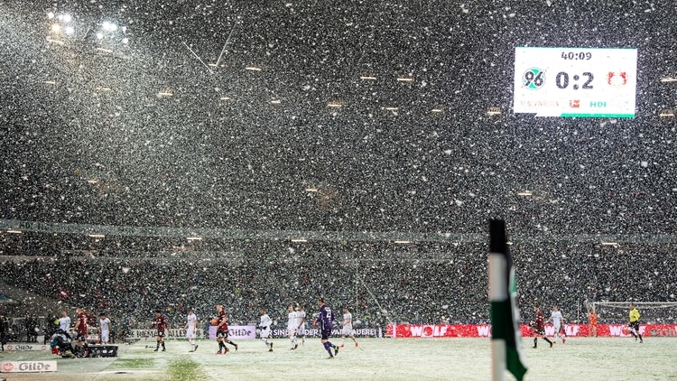 El partido entre Hannover y Bayer Leverkusen se jugó bajo una impresionante tormenta de nieve (AFP)
