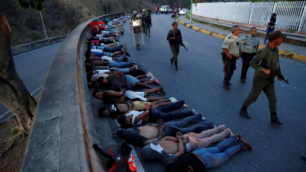 Foto: Presuntos saqueadores, detenidos por las fuerzas de seguridad durante el apagÃ³n en Caracas, el 10 de marzo de 2019. (Reuters)