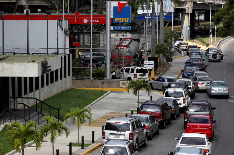 Colas de vehÃ­culos ante una gasolinera en Caracas, el 10 de marzo de 2019. (Reuters)