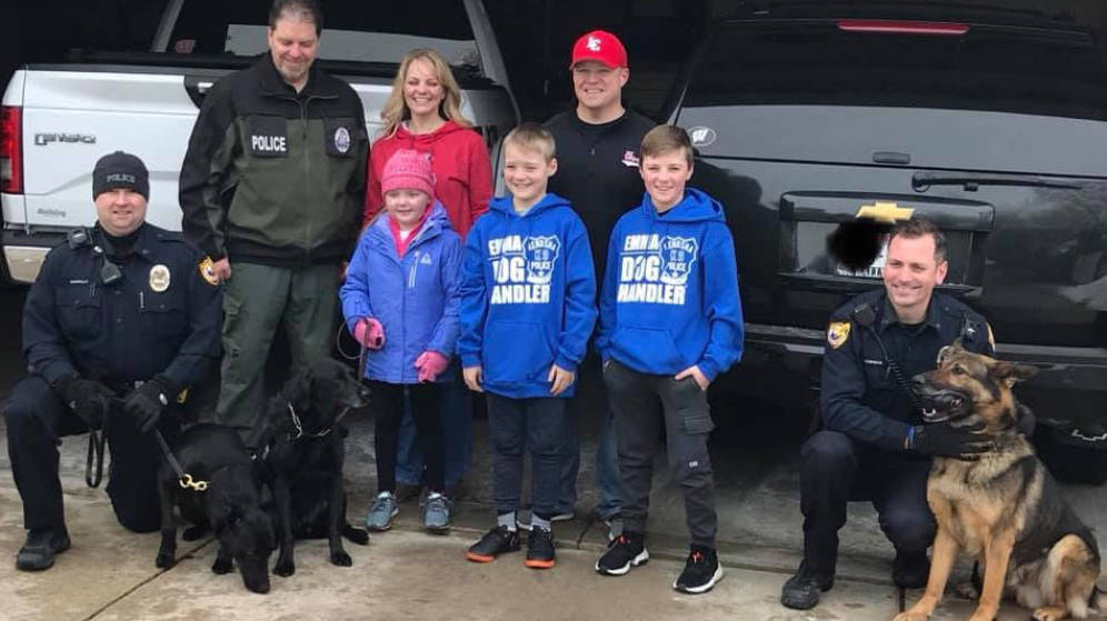 Foto: Emma, junto a su familia y algunos de los perros policÃ­a que fueron a visitarla (Foto: Facebook)