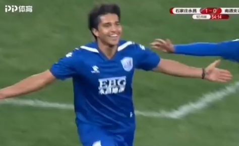 Martins celebra uno de los goles que marcó el domingo. Foto: Captura Video