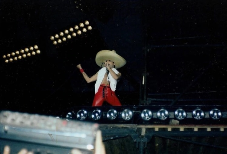 El sombrero gigante molestó a los asistentes al concierto en Puebla (Foto: captura de pantalla)
