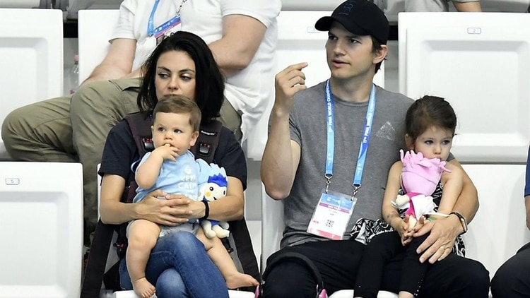 Mila Kunis y Ashton Kutcher, con sus hijos Wyatt y Dimitri en brazos