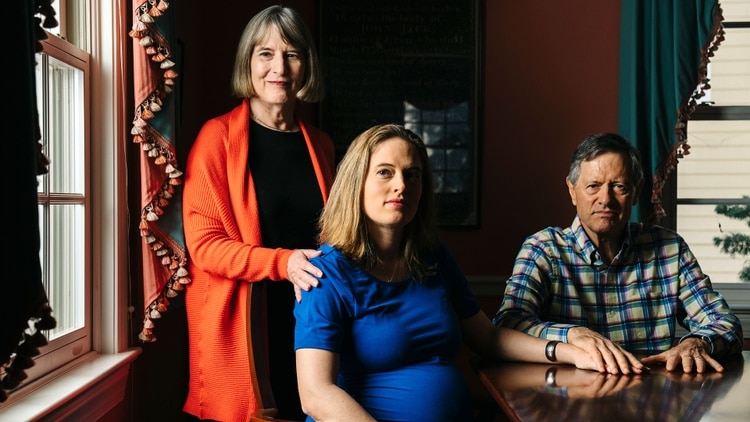 Kimberly Palmer decidió tener un tercer hijo en parte por la ayuda que recibe de sus padres, que cuidan a sus nietos entre 20 y 25 horas por mes.(Justin T. Gellerson para The New York Times)