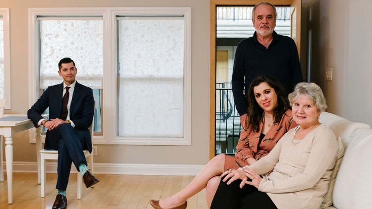 Susan Alvarez pudo comprar este departamento al agente de bienes raíces Fredy Garcia (izquierda), gracias al apoyo financiero de sus padres, Sonia y Manuel Alvarez. (John Francis Peters para The New York Times)