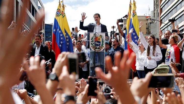 Juan Guaidó convocó a mantener la presión contra el régimen de Nicolás Maduro (Reuters)