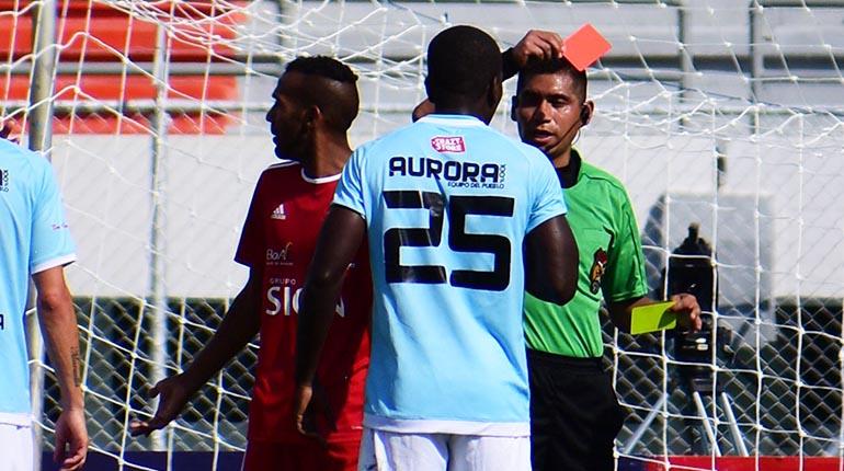 El árbitro orureño Fernando Toledo expulsa a Anderson Salinas, de Aurora, el domingo. | Carlos López