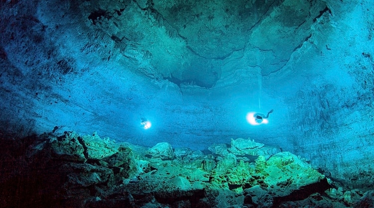 En esta imagen sin fechar distribuida por el Instituto Nacional de Antropología e Historia, buzos exploran la cueva subacuática de Hoyo Negro, en Tulum, en el estado de Quintana Roo, México. (Instituto Nacional de Antropología e Historia vía AP)