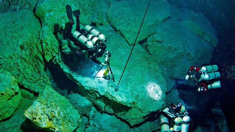 Los buzos han investigado durante año restos de todo tipo de animales arriesgando su vida en una cueva definida como una “trampa mortal” en la que habría caído “Naia” hace unos 13 mil años ( AFP / INAH / Roberto Chavez Arce)