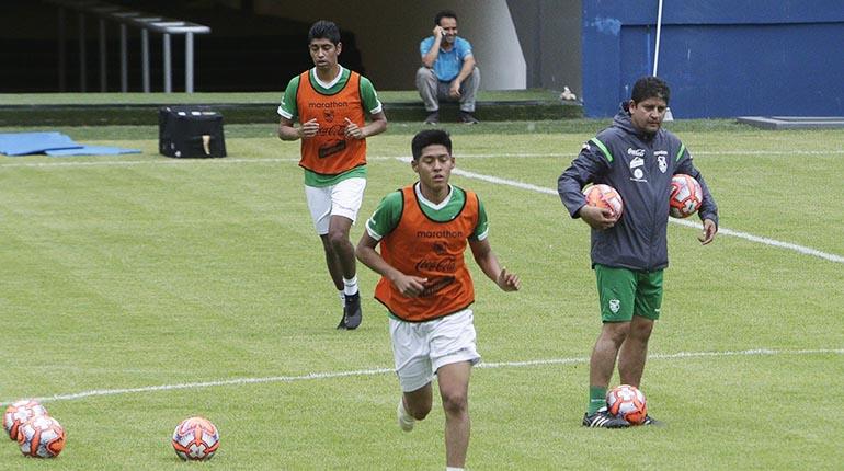 Los jugadores de la Verde en el pasado microciclo, en el estadio de Villa Tunari. | APG