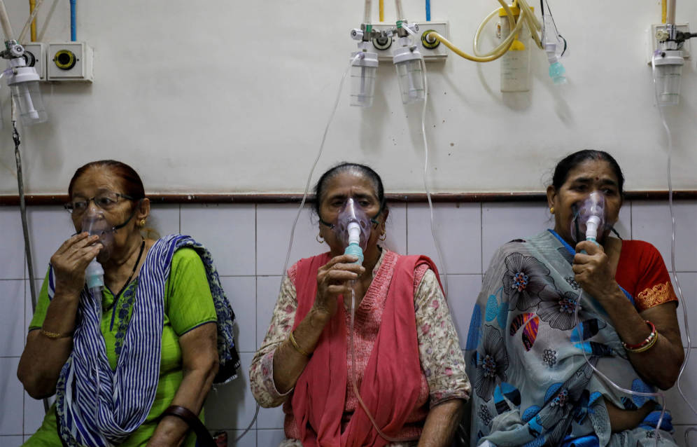 Foto: Tres mujeres reciben tratamiento por dolencias respiratorias en un hospital de Nueva Delhi. (Reuters)
