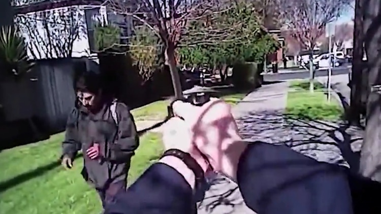 En 2014 oficiales de policía le dispararon al mexicano Antonio Guzmán López por no detenerse cuando tenía un cuchillo en la mano, sin embargo su pareja considera excesivo que le disparan y mataran Foto: captura de pantalla.