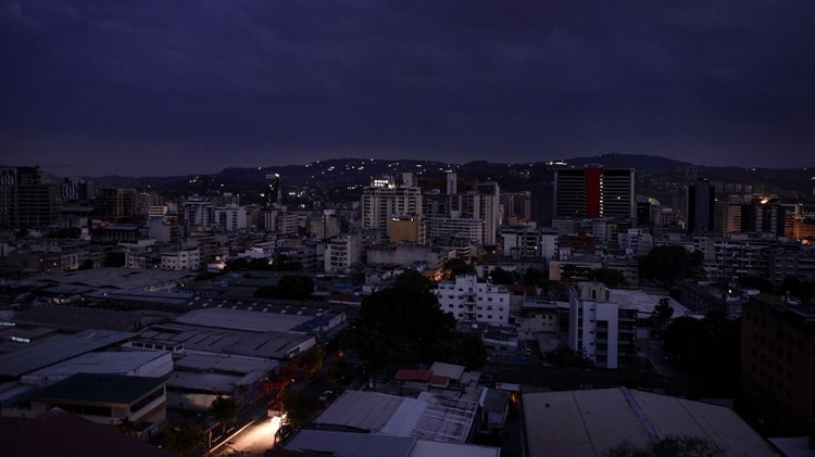 Venezuela lleva seis días sin luz (Photo by Matias DELACROIX / AFP)