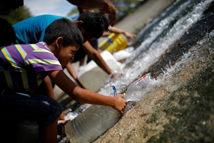 El apagón provocó que una fuerte escasez de agua (REUTERS/Carlos Garcia Rawlins TPX IMAGES OF THE DAY)
