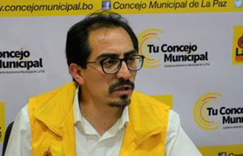 El concejal de La Paz Fabián Siñani habla con los medios. Foto: Prensa Concejo