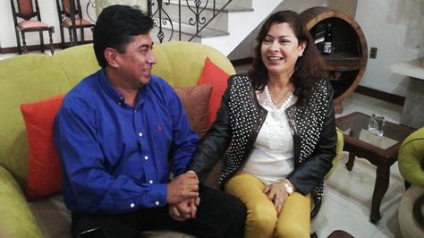 El magistrado del TCP, Orlando Ceballos Acuña junto a su esposa. 