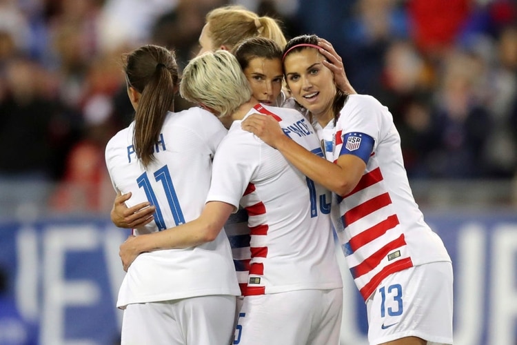 Tobin Heath, Mallory Pugh, Megan Rapinoe y Alex Morgan son algunas de las 28 campeonas del equipo de fútbol de los EEUU que hacen juicio por igualdad salarial. (AP/Mike Carlson)