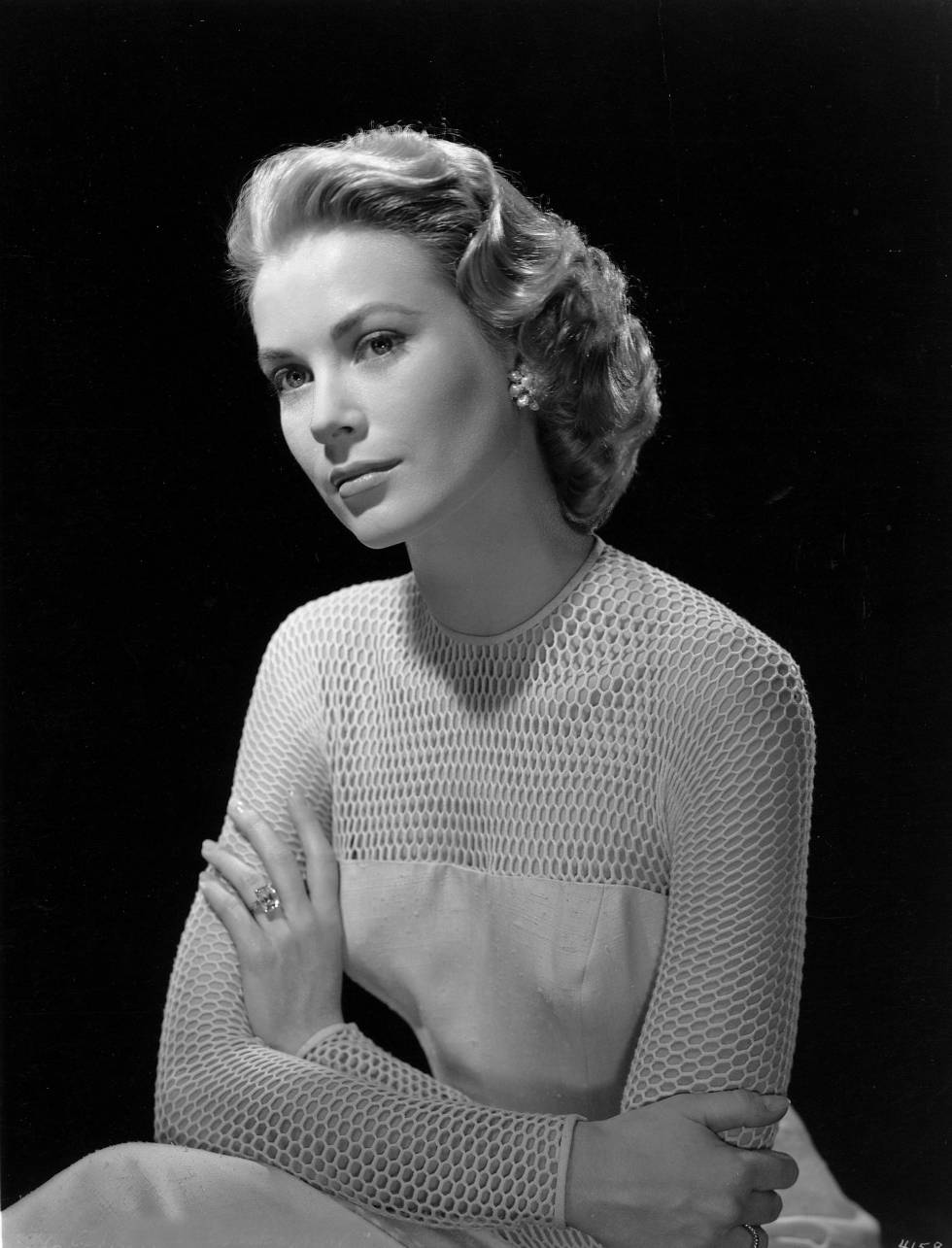 Grace Kelly, con su anillo de compromiso, en una foto de mediados de los años cincuenta.