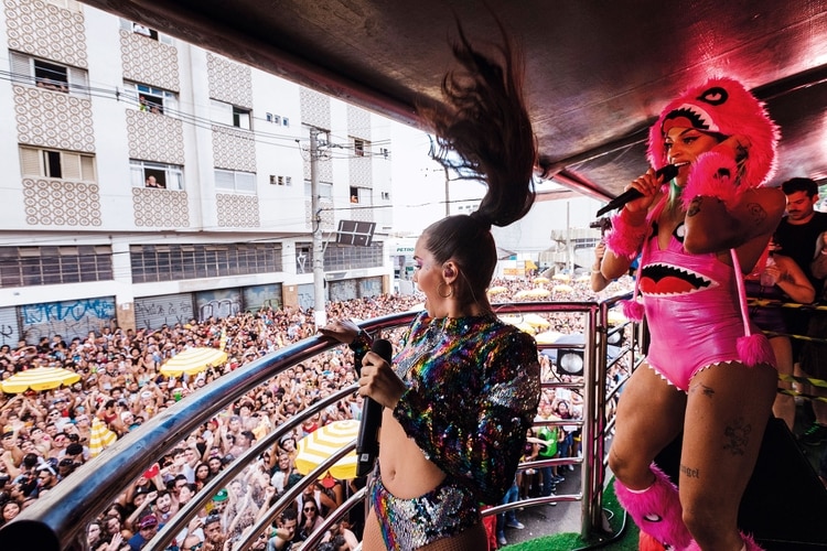 Junto a Lali, acaba de brillar en el icónico Carnaval de Brasil, en Salvador de Bahía y en San Pablo. Juntas reunieron a más de un millón de personas en cada ciudad y cantaron su súper hit Caliente.