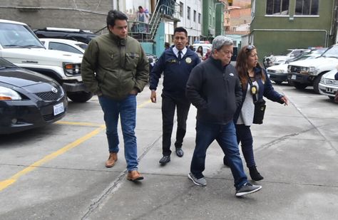 Los dos aprehendidos llegan a la FELCC de La Paz. Foto: APG