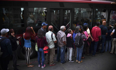 Venezolanos retoman sus labores paulatinamente.