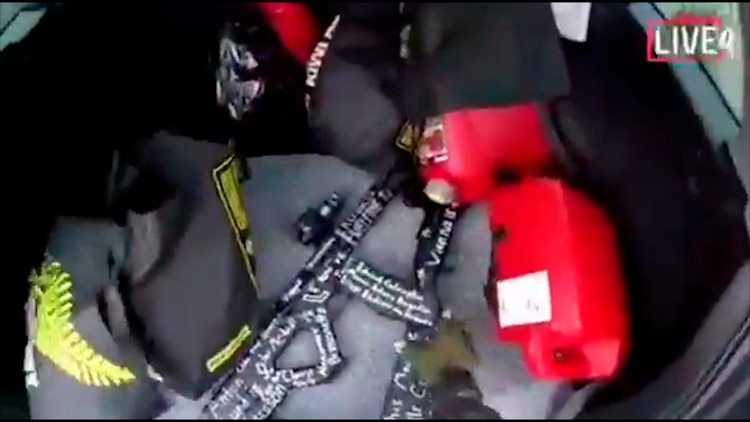 Un arma en el vehículo del atacante, en una captura de pantalla del video que éste grabó (AP Foto)