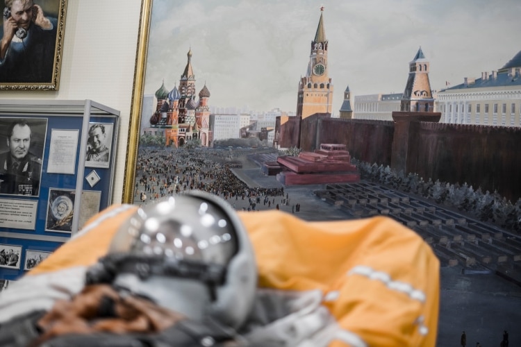 Un maniquí usado para probar cohetes y una pintura de la Plaza Roja de Moscú en el museo. (Maxim Babenko/The New York Times)
