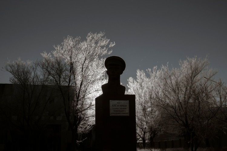 Busto de Yuri Gagarin, el primer humano en el espacio, en el patio trasero del museo del Cosmódromo Baikonur. (Maxim Babenko/The New York Times)