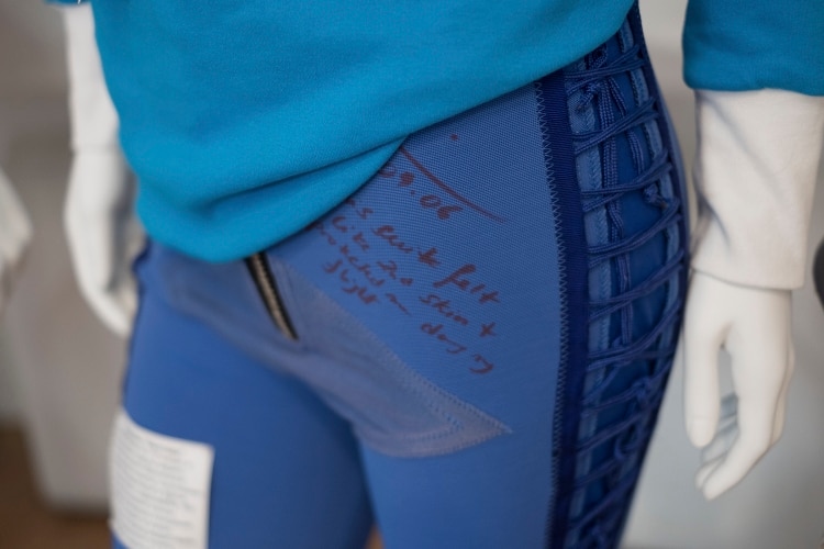 Los pantalones que usó Anousheh Ansari, la primera visitante con financiamiento privado de la Estación Espacial Internacional. (Maxim Babenko/The New York Times)