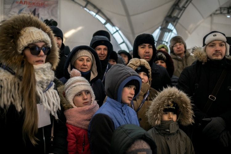 El público fue trasladado a un lugar más apartado del sitio de despegue para seguir viendo el trayecto del Soyuz, en diciembre. (Maxim Babenko/The New York Times)