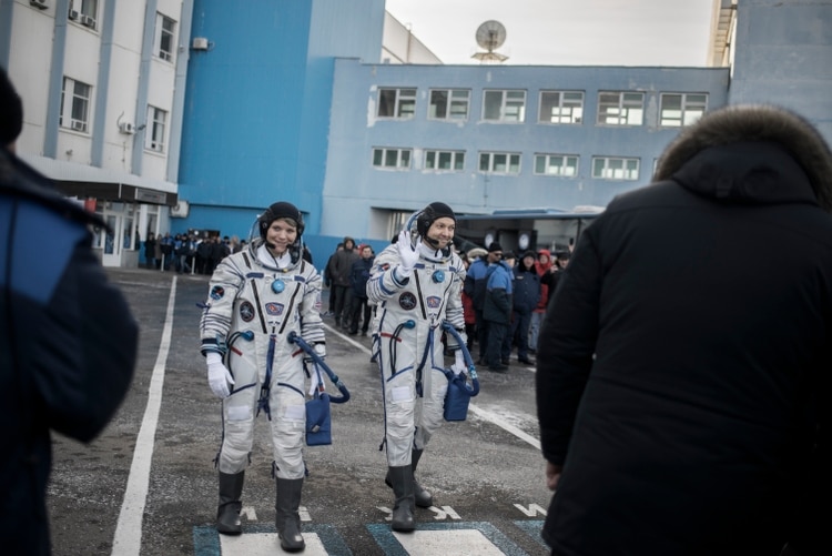 Ann McClain de la NASA y Oleg Kononenko de Roscosmos son la tripulación del Soyuz MS-11 junto con el ingeniero David Saint-Jacques, de la Agencia Espacial Canadiense. (Maxim Babenko/The New York Times)