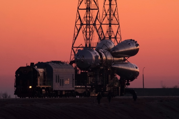 El cohete en camino a la plataforma de lanzamiento. (Maxim Babenko/The New York Times)