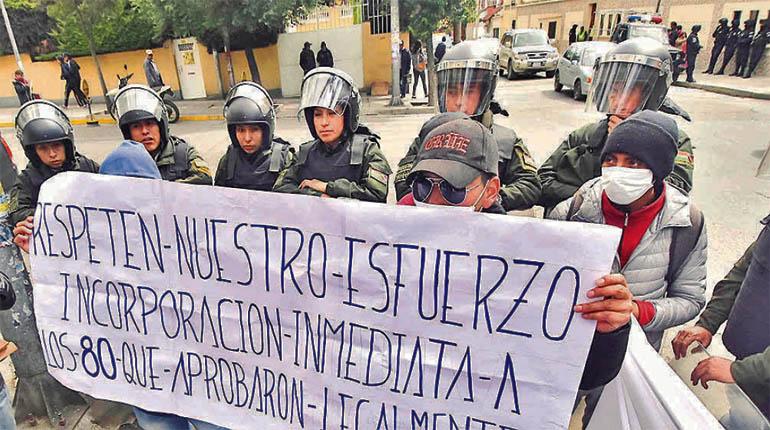 Los postulantes a la Anapol protestan por la suspensión del examen. | APG