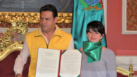 El alcalde Luis Revilla junto a la concejal Cecilia Chacón durante el acto de promulgación.