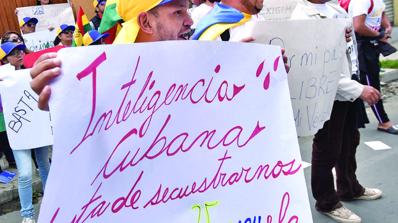 “Fuera Maduro” y “libertad” gritaron venezolanos en La Paz