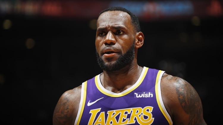 LeBron James, pese a sus 29 puntos, 4 rebotes, 6 asistencias y 1 robo no pudo evitar la derrota de Los Angeles Lakers ante los Toronto Raptors (Getty Images/AFP)