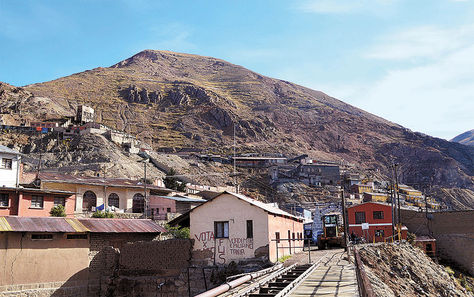 Oruro. El cerro Posokoni, donde opera la minera estatal Huanuni.